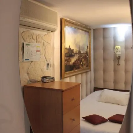 Hauteville Opera מלון 3*