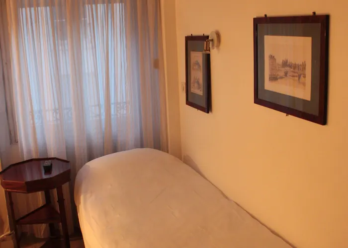 Hauteville Opera Otel 3*