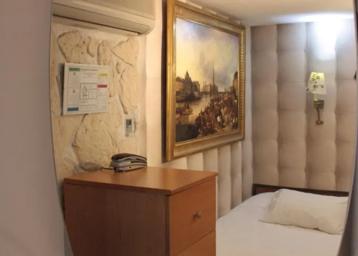 Hauteville Opera Otel 3*